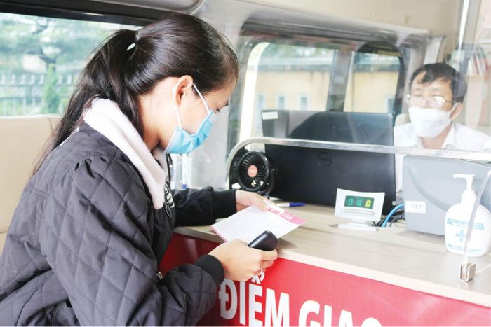 Người dân đến giao dịch mở sổ tiết kiệm tại điểm giao dịch xe lưu động