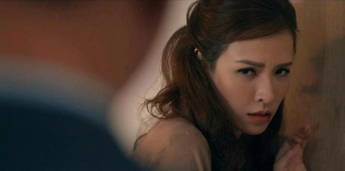 Trong phim, Mai Ngọc thường bị chồng đánh dã man vì cho rằng cô lăng loàn, có sở thích "sưu tập đàn ông". 