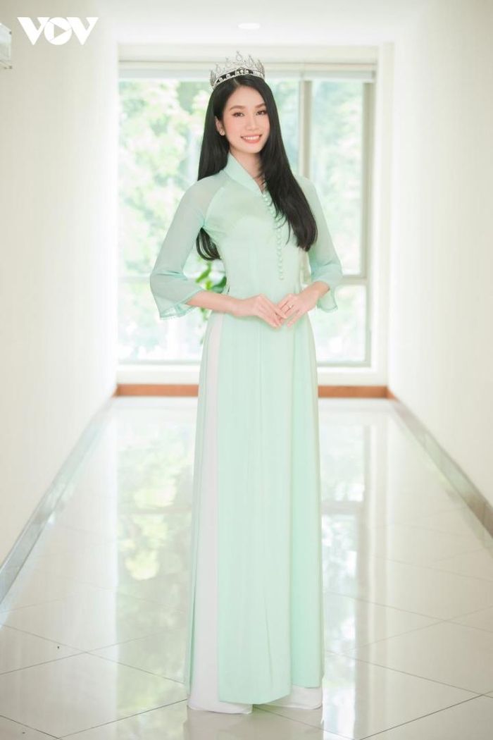 Cô đẹp dịu dàng trong tà áo dài xanh ngọc. 