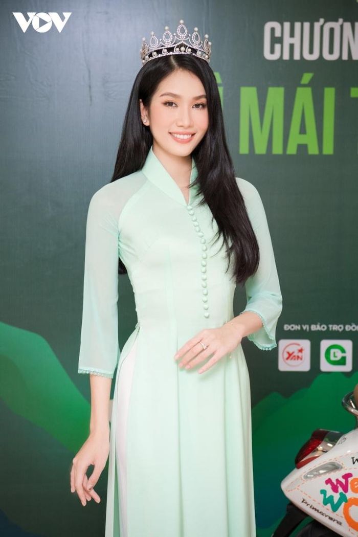 Phong cách trang điểm tự nhiên tôn lên đường nét thanh tú trên gương mặt Phương Anh. 