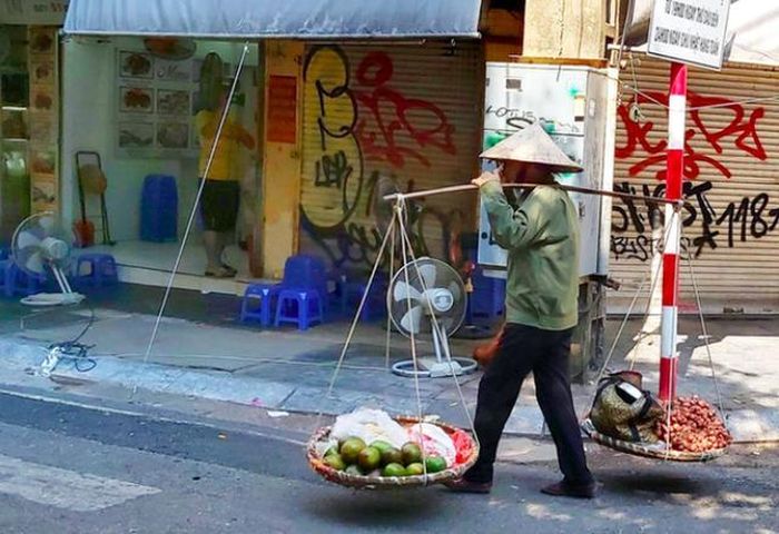 GiadinhNet - Theo kế hoạch, từ nay đến 2025, máy bán hàng tự động sẽ được lắp đặt ở những nơi tập trung đông người như công viên, nhà ga, bệnh viện… trên địa bàn Hà Nội, để dần thay thế hình thức bán rong, bán dạo trên hè phố, đô thị.