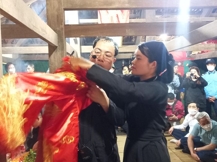 Tại lễ cầu an sẽ có nàng hương giúp thầy làm lễ. Nàng hương phải là người con gái thùy mỵ, nết na, trong trắng và đặc biệt phải chưa chồng.