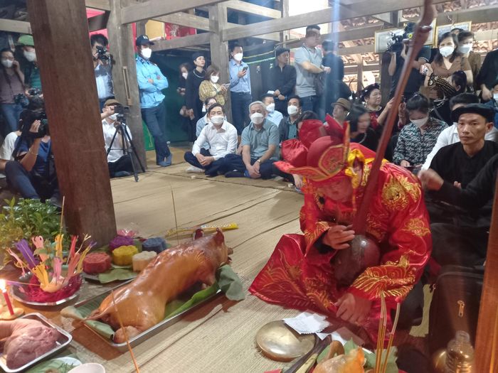 Không giống với nghi thức lễ hội Lồng tồng, nghi lễ cầu an, cầu phúc thay bằng không gian ngoài trời thì nghi lễ này được tổ chức trong nhà, tại gia đình của gia chủ.