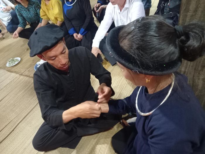 Sau khi hoàn thành nghi lễ, những sợi chỉ đỏ sẽ được buộc vào tay thể hiện cho sự may mắn, bình an.