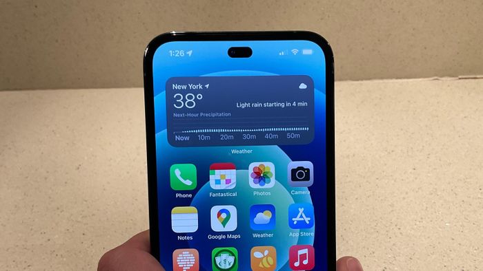 IPhone 14 có thể sẽ có màn hình đục lỗ. Ảnh: MacRumors.