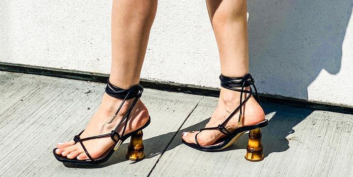  Tương tự như màu sắc, sandals mũi vuông có nhiều dáng gót. Tùy sở thích, mọi người có thể lựa chọn những đôi có gót cao 3-5 cm hoặc hơn. Kết hợp quần jean cùng sandals mũi vuông là một trong những công thức phối đồ được nhiều người ưa chuộng. Bên cạnh đó, bạn có thể phối đôi sandals cùng váy dạ hội. Những thiết kế màu đen sẽ giúp trang phục nhìn sang trọng hơn. Ảnh: Getty. 