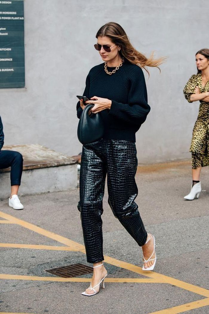 Các fashionista thường xuyên áp dụng công thức ton-sur-ton với những mẫu giày có màu sắc nổi bật. Trong khi đó, chọn giày cùng màu với túi cũng là cách được nhiều người áp dụng. Ảnh: Vogue.