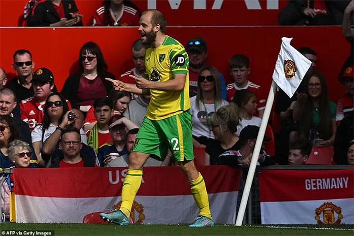 Pukki gỡ hòa 2-2 cho Norwich, cũng từ một sai lầm của hàng thủ MU