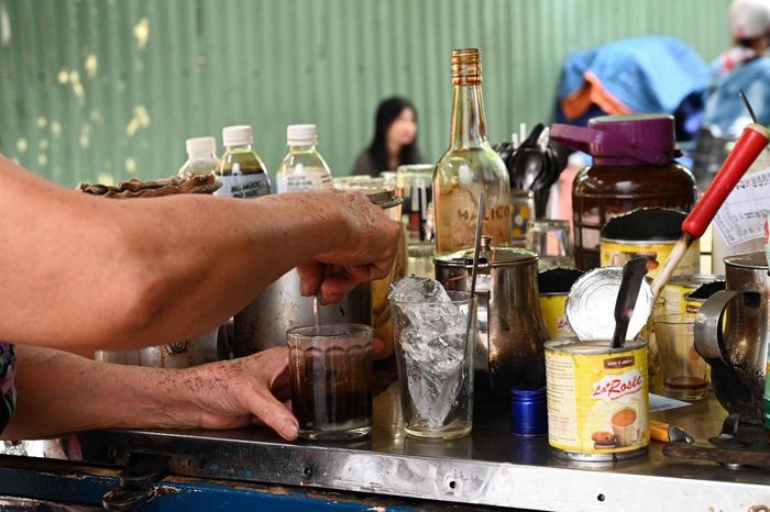 Cà phê vợt bà Liên là một trong những quán cà phê lâu đời nhất Đà Nẵng. Nhiều người tìm đến, như muốn tìm lại chút dư vị của ngày xưa giờ hiếm còn tìm lại được - ảnh Huỳnh Như 