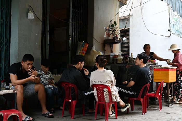 Chỉ vài chiếc bàn, ghế cóc nhưng quán vẫn có nhiều bạn trẻ đến để hàn huyên. Cà phê ở đây không chỉ thơm ngon mà mỗi ly chỉ 10 nghìn đồng, vừa túi tiền các bạn học sinh, sinh viên - ảnh Huỳnh Như 