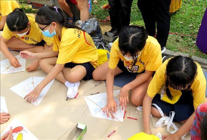 Học sinh Huế trải nghiệm làm diều.