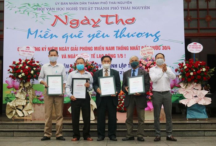 Ban Tổ chức trao phần thưởng cho các tác giả có tác phẩm thơ hay.