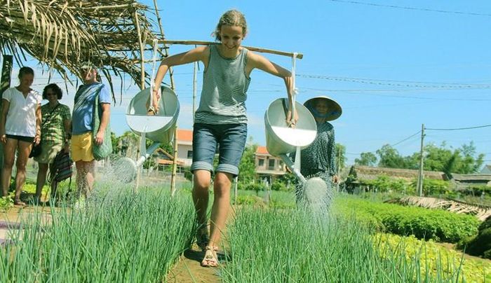Trải nghiệm du lịch nông thôn thu hút nhiều sự quan tâm từ du khách nước ngoài. Ảnh: Vietnamtourism.