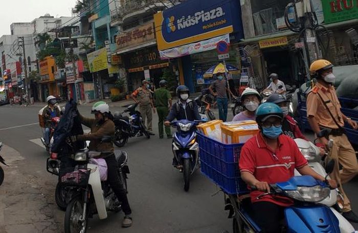 CSGT và các đơn vị liên quan phong tỏa hiện trường.