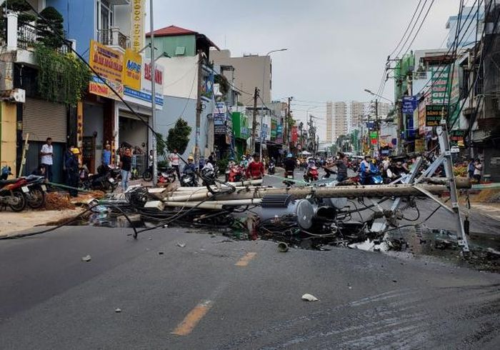 Dầu nhớt đổ tràn ra đường, dây điện văng khắp nơi.