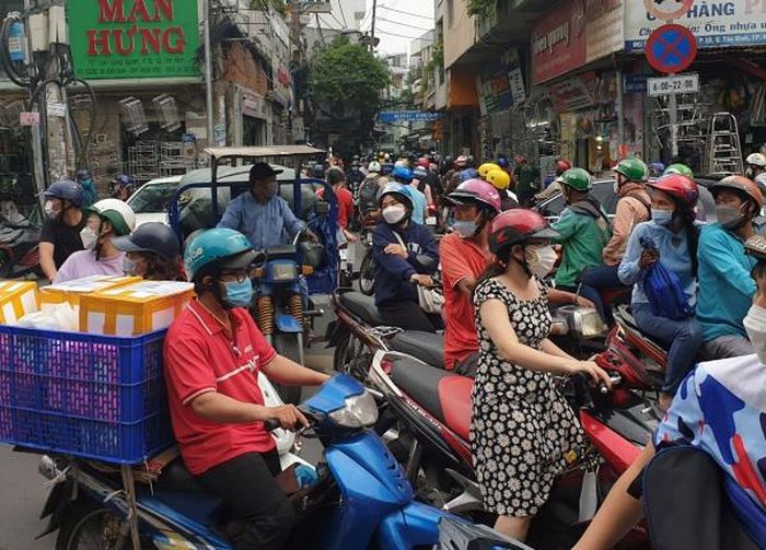 Giao thông qua khu vực bị ùn ứ.