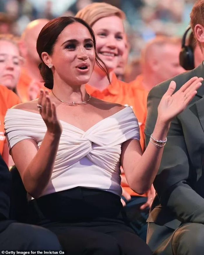 Meghan Markle mang trang sức đắt đỏ dự sự kiện cùng chồng. Ảnh: Getty.