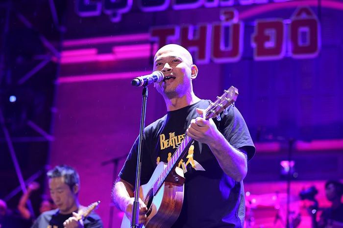 Cùng vào thời điểm những năm 1990, BTV Long Vũ, MC Anh Tuấn, Tùng "John" cùng một số người bạn lập nên ban nhạc Desire