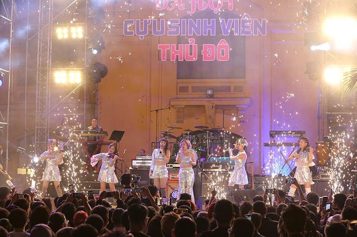 Trưởng thành cùng các ca khúc của ABBA, họ thành lập ban nhạc từ ba năm trước, với tên gọi vui là "ABBA Fake"