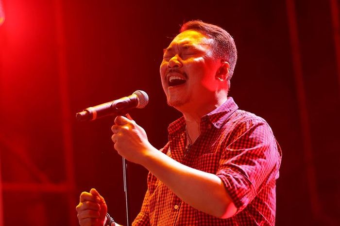 Nguyễn Hoàng (Hoàng Mario) - cựu thành viên Bức Tường đảm nhận vai trò giọng ca chính. Anh cùng Trần Lập, Trần Tuấn Hùng là ba thành viên đầu tiên tạo nên Bức Tường. Những ca khúc được Nguyễn Hoàng và các thành viên Bức Tường biểu diễn: "Trở về", "Cây bàng", "Người đàn bà hóa đá", "Ký ức", "Bông hồng thủy tinh"... đưa khán giả tìm về hoài niệm, mang lại những phút giây xúc động khó quên