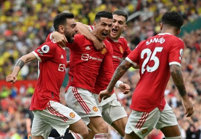 Ronaldo ăn mừng chiến tích cùng đồng đội
