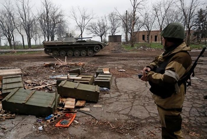Lực lượng Nga gần nhà máy luyện kim Azovstal ở thành phố cảng phía Nam Mariupol, Ukraine, ngày 12 - 4. Ảnh: Reuters