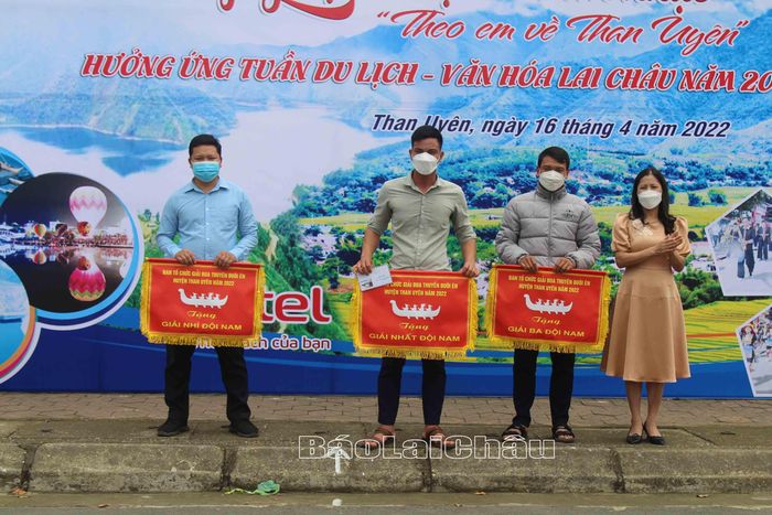 Bà Hoàng Thị Liễu - Giám đốc Trung tâm Văn hóa, Thể thao và Truyền thông huyện Than Uyên trao nhất, nhì, ba nội dung đồng đội nam.