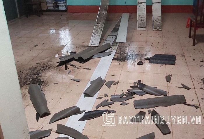 Phòng lớp học của Trường Mầm non Thịnh Đức (T.P Thái Nguyên) bị hư hỏng do trận dông lốc sáng 16-4.