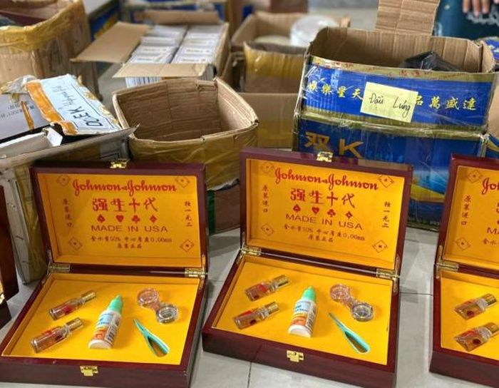 Các sản phẩm phục vụ đánh bạc bịp bị lực lượng Công an thu giữ.