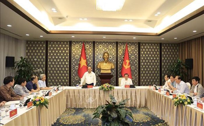 Sáng 16-4-2022, tại Hà Nội, đồng chí Nguyễn Xuân Phúc, Ủy viên Bộ Chính trị, Chủ tịch nước, Trưởng ban Chỉ đạo xây dựng Đề án “Chiến lược xây dựng và hoàn thiện Nhà nước pháp quyền XHCN Việt Nam đến năm 2030, định hướng đến năm 2045” chủ trì phiên họp với Tổ biên tập của Ban Chỉ đạo. Ảnh: Thống Nhất/TTXVN