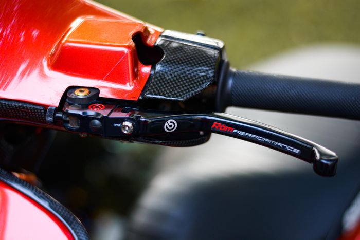  Tay phanh Brembo là thương hiệu phổ biến được đa số chủ xe lựa chọn để trang bị lên "xế cưng". 