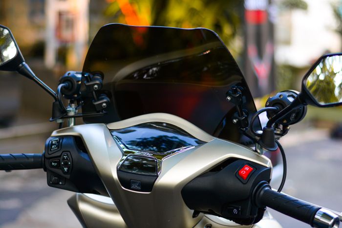  Một chiếc Honda SH được nâng cấp theo phong cách touring với bộ kính chắn gió cỡ lớn cùng cặp đèn trợ sáng 2 bên. 