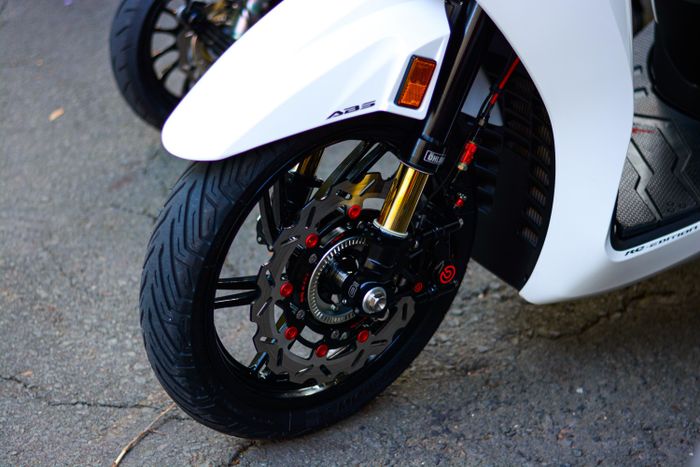  Chiếc SH 350i với hệ thống treo Ohlins hành trình ngược. Chủ nhân chiếc xe tiết lộ chỉ riêng trang bị này đã có chi phí khoảng 70 triệu đồng. 