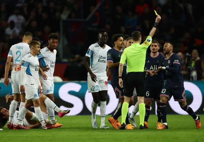 Neymar mất bình tĩnh trước pha ăn vạ của đối thủ. Ảnh: Reuters.