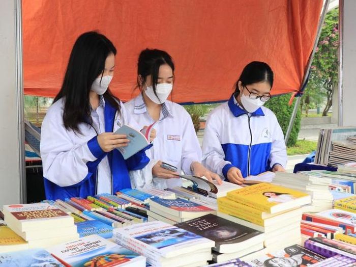 Các em học sinh đọc sách tại Ngày sách. Ảnh: Thái Hùng - TTXVN