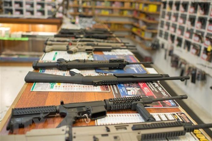 Súng được bày bán tại cửa hàng ở Roseburg, bang Oregon, (Mỹ). (Ảnh: AFP/TTXVN)