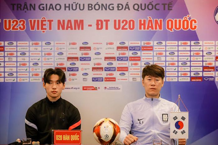 Huấn luyện viên Kim Eun-jung (phải) tại buổi họp báo trước trận đấu. (Ảnh: VFF)