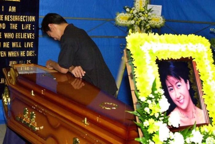 Anthony đau khổ trong tang lễ của vợ, Annie.