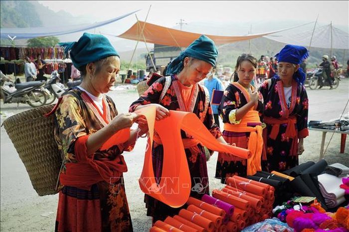 Người dân chọn lựa mua hàng tại chợ phiên Xá Nhè.