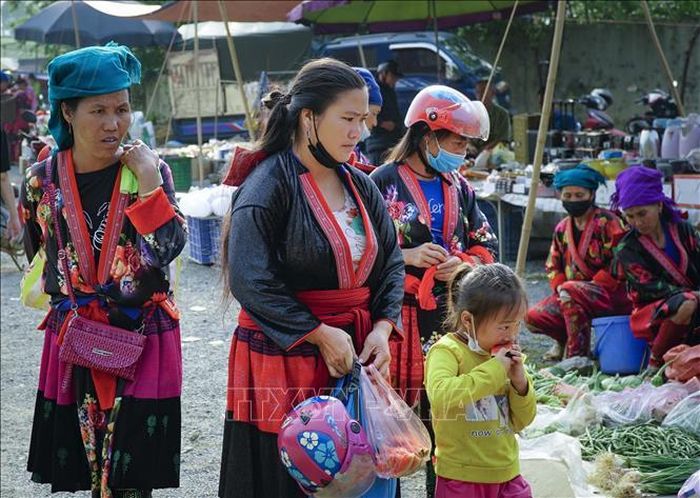 Người dân diện trang phục dân tộc đi chợ phiên Xá Nhè.