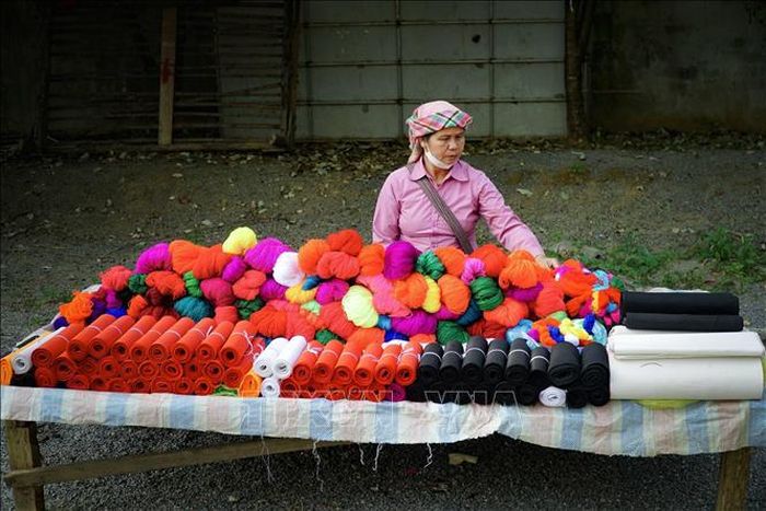 Mặt hàng thổ cẩm với những cuộn vải đầy màu sắc tại chợ phiên Xá Nhè.