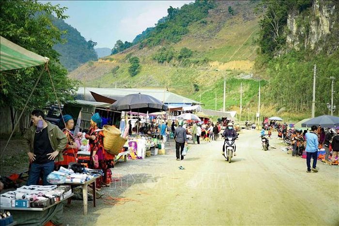 Chợ phiên Xá Nhè là một trong những nét đặc trưng văn hóa dân tộc của huyện Tủa Chùa (Điện Biên).