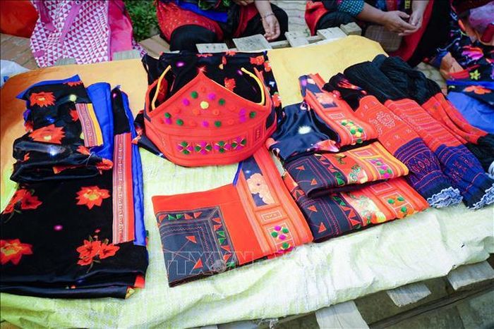 Trang phục thổ cẩm dân tộc Mông bày bán tại chợ phiên Xá Nhè.
