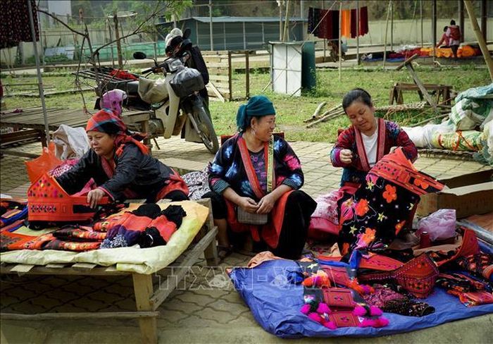 Trang phục dân tộc được bày bán tại chợ phiên Xá Nhè.