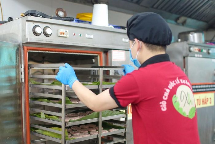 Những khay thịt đưa vào giá để hấp. Với công nghệ hiện đại,thời gian hấp chả 12-15 phút ở 100 độ C. Hấp giò thì tùy trọng lượng, 500 gr - 1.000 gr hấp từ 50 đến 80 phút. Ảnh: Đức Hạnh/BNEWS/TTXVN