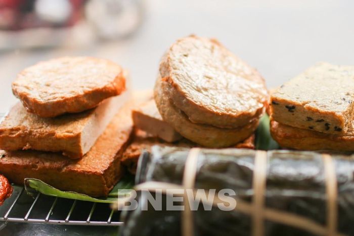 Người dân sành ăn, đòi hỏi các món giò chả luôn thay đổi nên có 25 món giò chả giò bò, giò tai, giò sụn, chả cốm, chả ốc, chả nấm, chả gân bò... Giá thành từ 140.000 đến 250.000 đồng/kg. Ảnh: Đức Hạnh/BNEWS/TTXVN