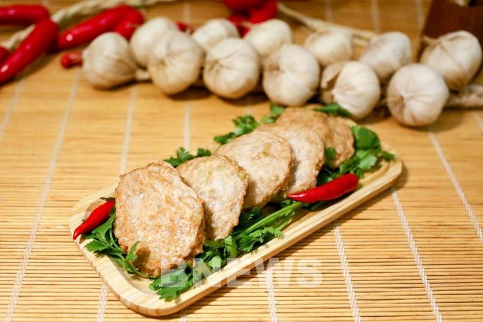 Giò chả Ước Lễ có hương thơm đượm, dai xơ tự nhiên chứ không mịn, phần mỡ không tan hết, giò bị lỗ rỗ không đặc. Ảnh: Đức Hạnh/BNEWS/TTXVN
