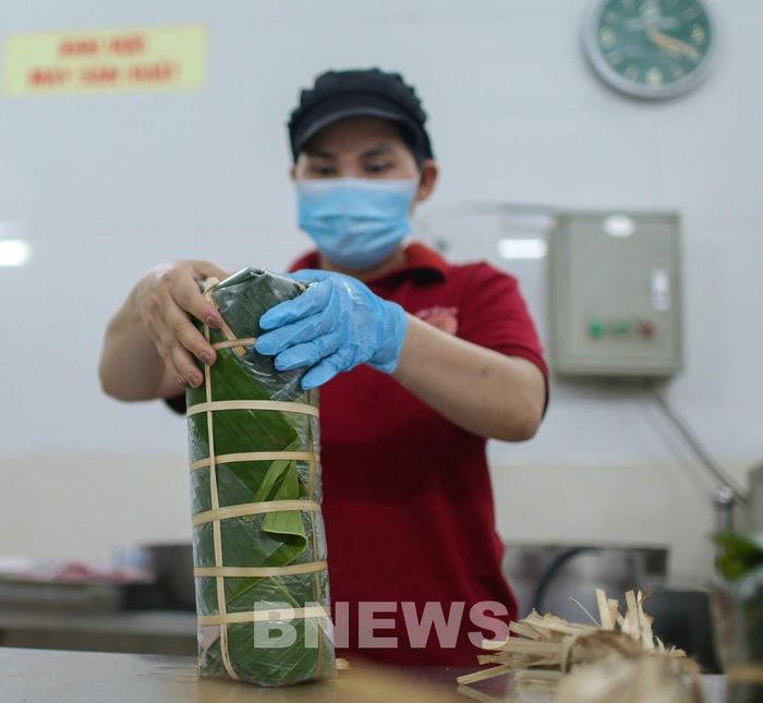 Người dân sành ăn giò chả thì hầu hết chỉ ăn giò lụa bởi hương vị đậm đà, truyền thống. Ảnh: Đức Hạnh/BNEWS/TTXVN