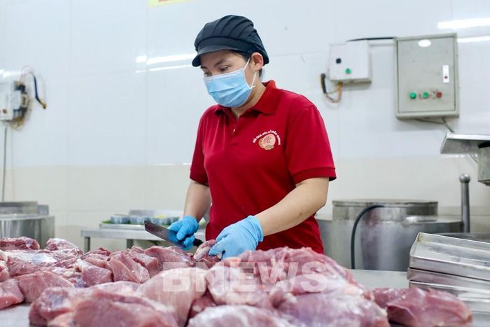 Để làm được cây giò ngon, người thợ phải đặt phần thịt mông của lợn hoặc bò. Phần thịt này có độ kết dính cao, thịt chắc và thơm. Ảnh: Đức Hạnh/BNEWS/TTXVN