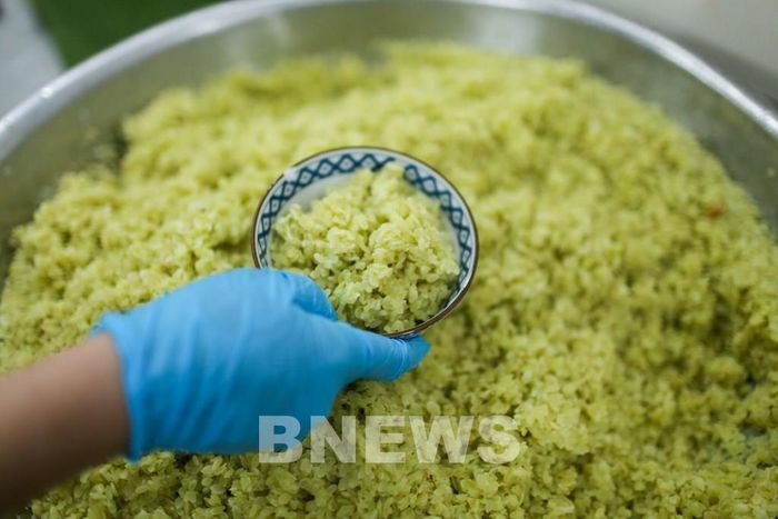 Người dân Hà Nội và các tỉnh rất ưa chuộng món chả cốm. Thịt lợn say nhuyễn cho một ít mỡ tảng, tỷ lệ 10 kg thịt lợn trộn 3 kg cốm trộn đều. Ảnh: Đức Hạnh/BNEWS/TTXVN